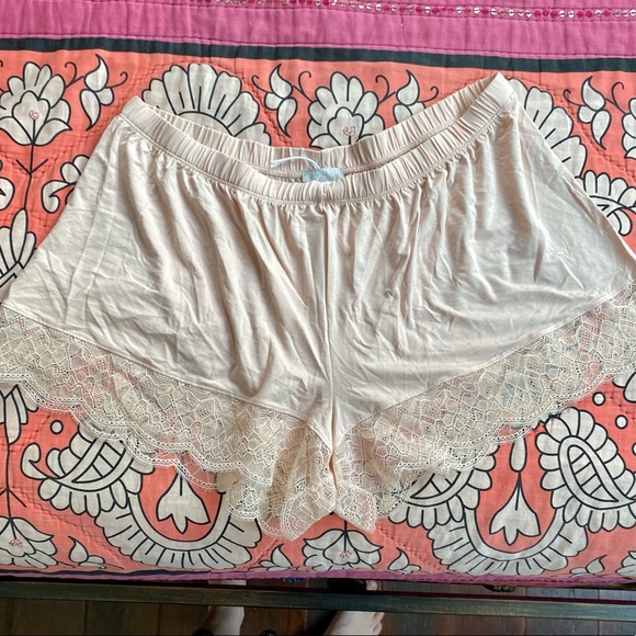 Hanro Noelia Intimate Sleep Shorts and Chemise Set - Picture 14 of 16